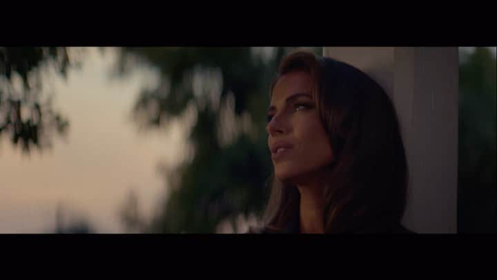 ジェシカ・ロウンズのインスタグラム：「Sundown got me feeling like… 🌅🍂📹  O N E  M O N T H  #88 #visualalbum #8songs #8videos #nov8」