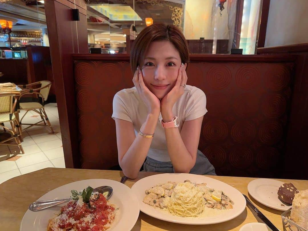 CHIHIRO♡のインスタグラム：「cheesecake factory🧀  こんな何もかも量多いから みんなでっかい身体してるんだな😂  食べ切れるわけないですわ  #ランチ #ハワイ #チーズケーキファクトリー #海外旅行  #lunch #hawaii #cheesecakefactory #trip」