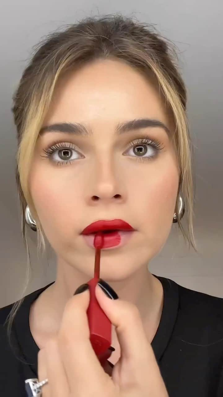 Makegirlzのインスタグラム：「شنو نمدح اللون ولا الثبات؟ 🤭❤️  “Embrace the Red and Let Your Lips Do the Talking 💬❤️”  💄 L’Oréal Paris - Infallible Matte Resistance N.420   Credit: @jessyhartel ❤️  makeup #mascara #makeuphack #makeupoftheday #mascarahack #makeuptime #lashes #lashhack #makeuplooks #mac #maccosmetics #boutiqaat」