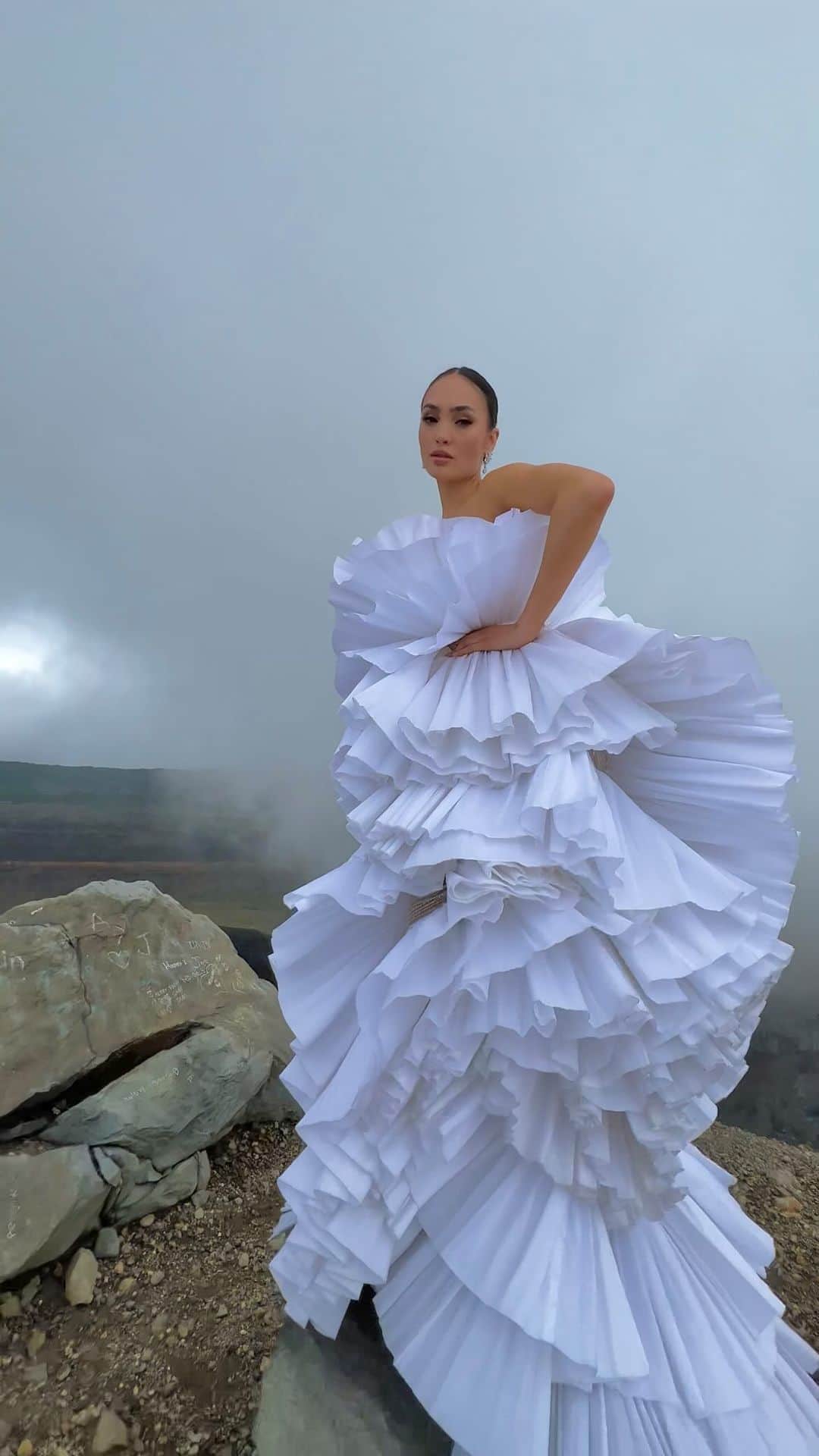 イリス・ミトゥネールのインスタグラム：「Hiked all the way up to the clouds to get this shot for y’all for the 72nd Miss Universe Competition in El Salvador 🇸🇻☁️⛰️  Dress: @albert_andrada   #elsalvador #missuniverse #72ndmissuniverse #hellouniverse」
