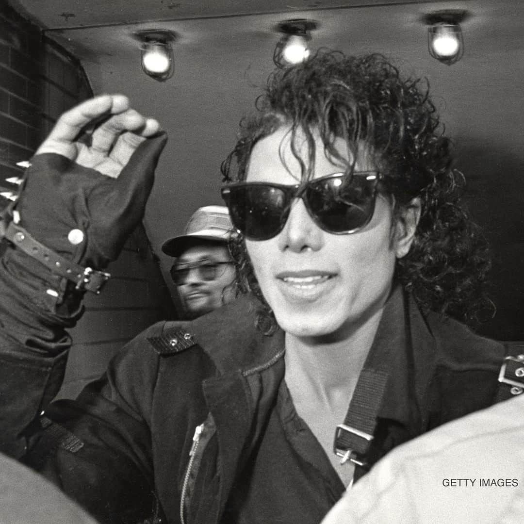マイケル・ジャクソンのインスタグラム：「Michael on why it took two and a half years to create his 'Bad' album: “A perfectionist has to take his time; he shapes, and he molds, and he sculpts that thing until it’s perfect. He can’t let it go before he’s satisfied, he can’t. If it’s not right, you throw it away and do it over. You work that thing till it’s just right. When it’s as perfect as you can make it, you put it out there."」