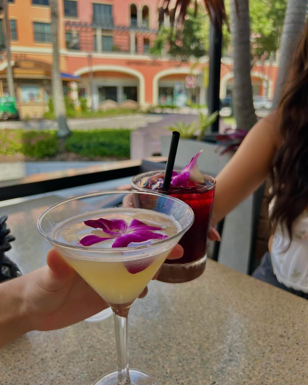 トミー バハマのインスタグラム：「Monday needs a happy hour! @Coconut_point is serving up inspiration, and we want to know: What's your go-to happy hour order? 🍹🍷🍸」