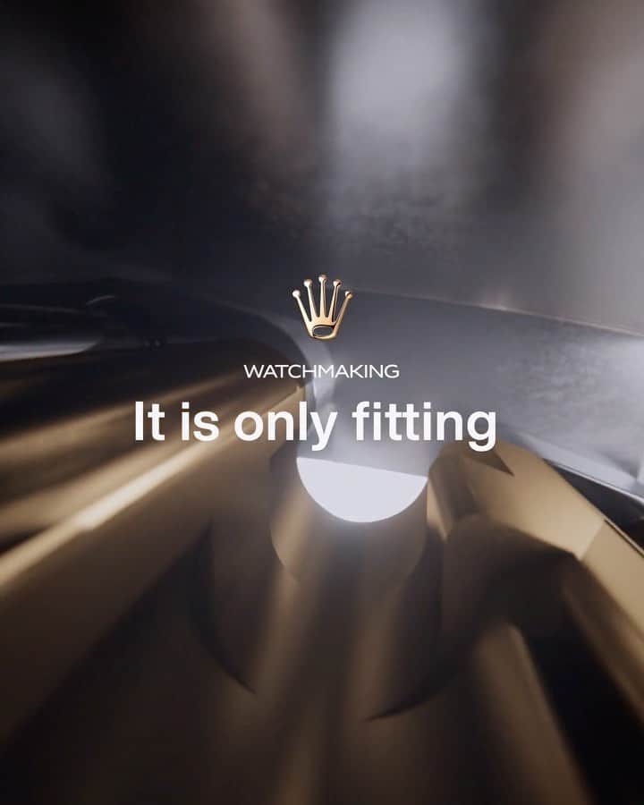 rolexのインスタグラム：「Our Easylink rapid extension system was patented in 1996. Concealed under the clasp, it allows the bracelet length to be adjusted, with a single move, by about 5 mm. It may not seem like much but it can be the difference between a “fitted” bracelet and a “perfectly fitted” one. At Rolex, perfection in the art of wear is never reached but pursued perpetually. The Easylink system ensures comfort in all situations because often it is through minute adjustments that excellence can be approached. #Rolex #Watchmaking #Perpetual」