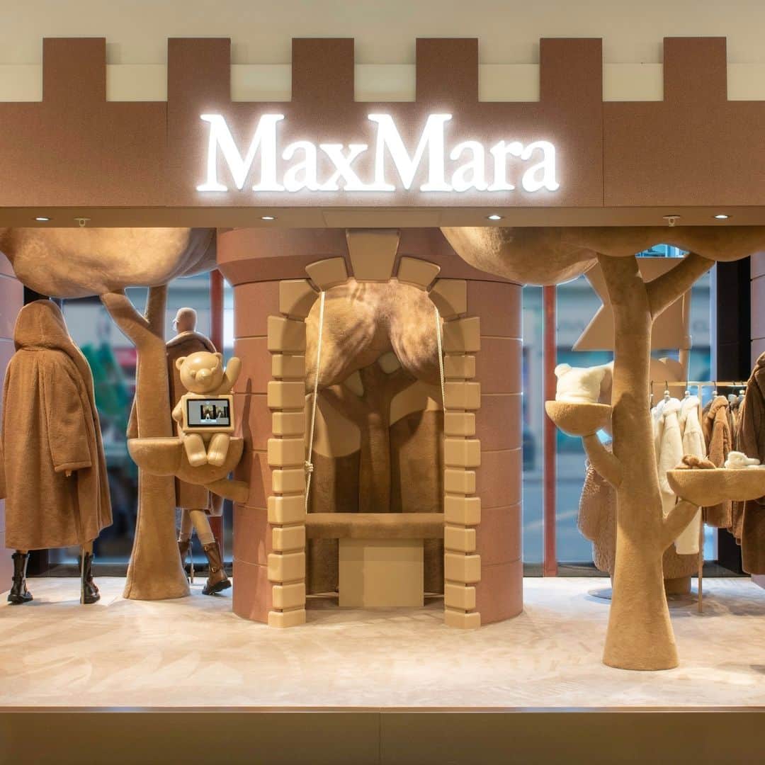 マックスマーラのインスタグラム：「Celebrate the #MaxMaraTeddyBear Coat's 10th anniversary at @harrods! Open from October 4 to November 14, discover the #MaxMaraTeddyTen interactive pop-up featuring special edition products. Learn more at the link in bio. #MaxMara」