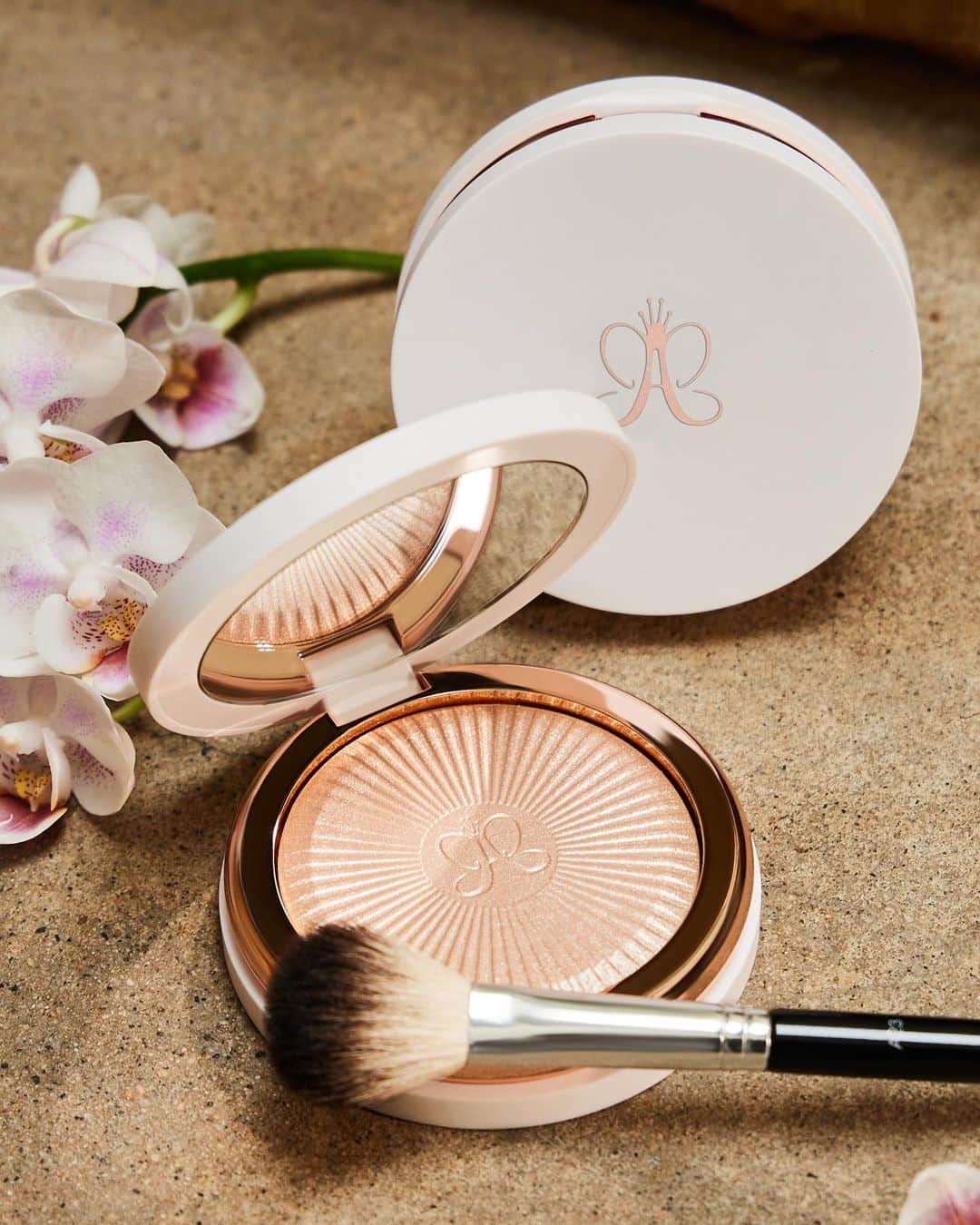 Anastasia Beverly Hillsのインスタグラム：「PRO GLOW TIP ✨ Use the flat side of our A23 Pro Brush to place Glow Seeker and the tip of the brush to blend out the edges for a seamless finish 🙌🏾❤️‍🔥  #AnastasiaBeverlyHills」