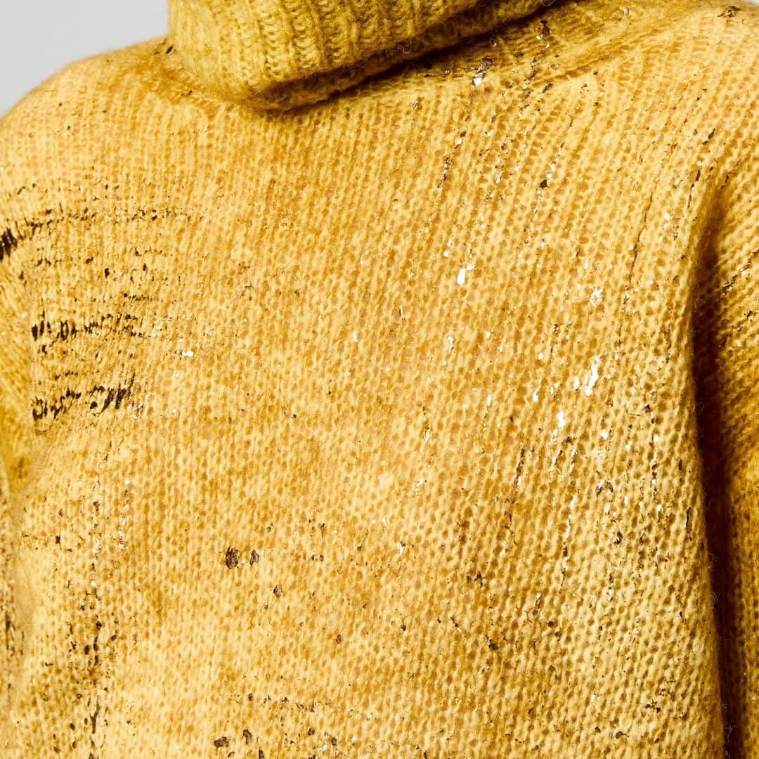 さんのインスタグラム写真 - (Instagram)「Check out our turtleneck sweater in nugget-colored alpaca with added gold foil. #AvantToiFW23  #AvantToi #AvantToiColors #AvantToiWorld #ArtToWear #FW23 #winter #madeinitaly #sweater #alpacasweater #cashmere #handcrafted #knitwear」10月10日 1時11分 - avant_toi.it