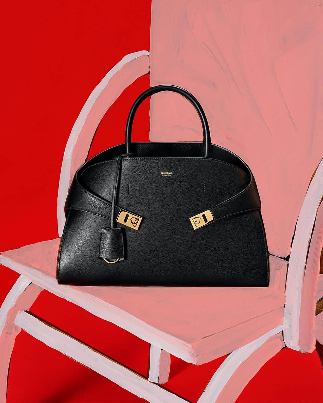 サルヴァトーレ・フェラガモのインスタグラム：「In his creative process, @_maximiliandavis_ sees heritage in modernity, and luxurious sophistication in everyday ease, pushing the boundaries of what leather, metal and flair can bring to life.  #FerragamoFW23  #FerragamoHugBag」