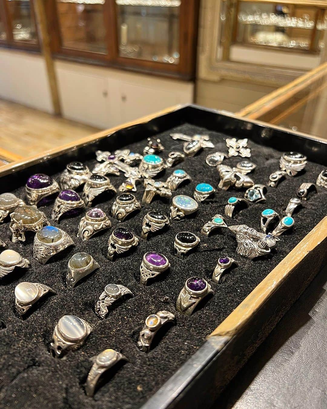 クレイジーピッグのインスタグラム：「Hundreds of stone settings available, 1 hour sizings in store at CPD London 🇬🇧  . . . . #gem #stone #crystal #signet #cab #faceted #turquoise #labradorite #amethyst #silver #jewellery」