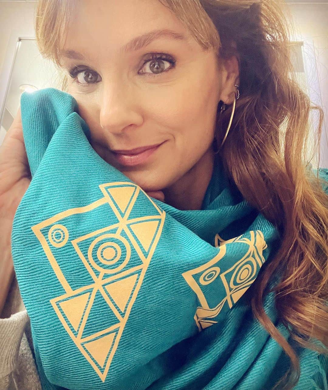 のインスタグラム：「if you’re looking for someone to follow this #indigenouspeoplesday check out auntie @puacase - the ferocity of her love for the ‘aina & mauna kea knows no bounds.  mahalo for the scarf, auntie ❤️ ku kia’i mauna 💪🏽」