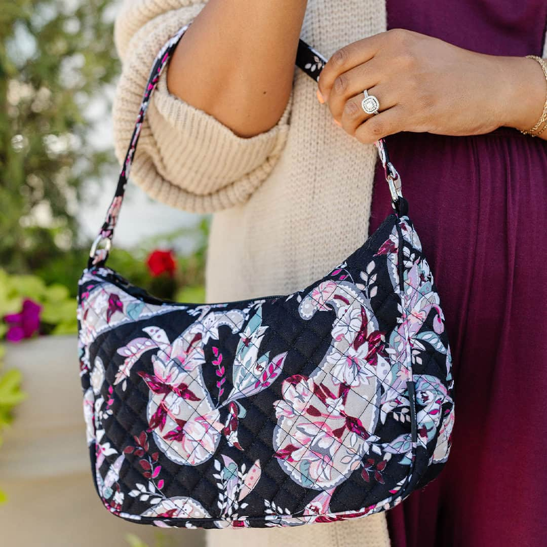 ヴェラブラッドリーのインスタグラム：「When they tell you they love your Botanical Paisley bag, tell them it saves lives too! 20% of the purchase price goes to the Vera Bradley Foundation for Breast Cancer! Click the link in our bio to shop the entire collection. @verabradleyfoundation 📸: @carnationsandlace  #breastcancerawareness #pattern #verabradley」