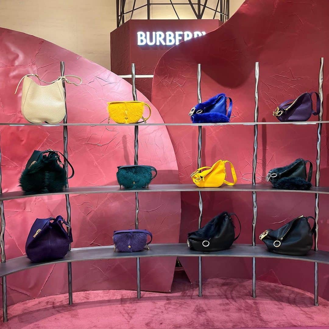 のインスタグラム：「. BURBERRY WINTER 2023 RUNWAY COLLECTION POP-UP At 1F CotocotoStage11 Until 10/17  チーフ・クリエイティブ・オフィサーのダニエル・リーが手掛ける「BURBERRY(バーバリー)」2023年冬コレクション。ブランドのヘリテージとアウトドアの要素を現代的に再解釈したアイテムが一堂に揃います。  世界でも阪急うめだ本店のみのカラー”赤”で表現されたコンコースウインドーやポップアップストアの造形で、芸術と建築が融合された「バーバリー」の世界観を体験いただけます。  詳しくはプロフィールURLをチェック！@hankyumode  #バーバリー #hankyumode #hankyu #阪急うめだ本店 #阪急本店 #うめはん #ファッション  #hankyumode23aw #hankyumode23awbag #hankyumode23awshoes #バッグ #シューズ #ウェア」