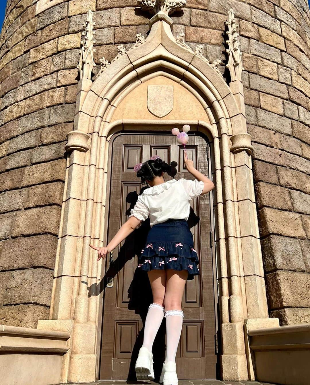 恋渕ももなさんのインスタグラム写真 - (恋渕ももなInstagram)「🏰載せるタイミング見失った2️⃣🏰  ♡  完全に載せるタイミング見失った  ディズニーでの写真其ノ二❣️  めずらしく快晴ディズニー(雨女)  ♡  #恋渕ももな  #ディズニー #ディズニーコーデ #ディズニーランド #disney #量産型コーデ #量産型ヲタク #量産型 #量産型女子 #量産型ヲタクになりきれないヲタク #量産型ヘアメ」10月10日 12時08分 - koibuchimomona