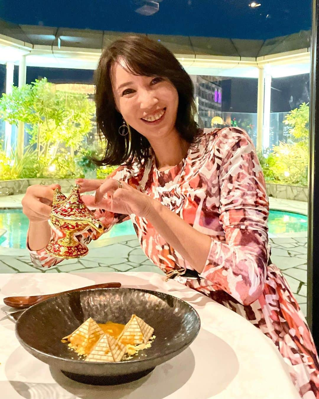 奈々のインスタグラム：「なぜか、削除されてしまってるので 再投稿🙏  「THE LEGIAN TOKYO」 レギャン東京さんで 演出系豪華フレンチコースを 堪能してきました💖  PR @legiantokyo  渋谷のcocotiビルの最上階専用のエレベーターで 到着すると 渋谷を一望できる落ち着いた 高級感のあるロケーション❤️  プール付のガーデンも素敵😍  店内も落ち着いた素敵な空間😊 今回堪能してきた演出系フレンチディナーは 「味覚」「視覚」「嗅覚」「聴覚」「触覚」 五感の全てで楽しむことができるメニュー💖  お料理が来る前に 本日のメニュー表が置いてあるのを見たら 絵のみで表現されてるるはじめて見るメニュー表👀  どんなお料理がくるんだろうと ワクワク😍  そして、一つ一つのお料理に 素敵な表題と表現が書いてあるのを お料理毎についてて、それを読むのも楽しい😃  🔸夕暮れ THE LEGIAN TOKYOから見える夕暮れを表現した一皿 夕暮れの太陽に見立てているのはクロケットというフレンチの揚げ料理  🔸寒暖差 夜空から宇宙へ火星を表現した一皿 季節野菜のポタージュ 秋が旬のかほちゃ  🔸土星 こちらは土星の環を表現した一皿 静岡県は伊豆から直送の蟹を使用した サラダ仕立てのお料理  🔸 引力 ブラックホールを表現した一皿 ・国産牛のグリル 　　　ワインのソース ・鴨胸肉の炭火焼き 　　　出汁のソース ・国産豚ロースのコンフィ 粒マスタード ・大山鶏の低温調理 　　　ベリーソース  🔸 秘密 当店秘密のメのカレー ピラミッドの秘密と共に願いを叶えるランプ 五穀米のリゾットと最中を使ってピラミッドを表現  そして 🔸デザート 感謝の気持ちを伝えたいとお店の方にお伝えしたらプレートをご用意してくれました💖  ぜひ、記念日や女子会などなど 素敵な空間と豪華な演出フレンチを 食べに行ってみてね😊  📍ザ・レギャン・トーキョー •東京都渋谷区渋谷1丁目2316cocotiビル12 F 渋谷駅から徒歩7分  ■アフタヌーンティー 月～金 11:30~16:00 土日祝10:00~17:00 ■ディナー 月～金 17:30~23:00 土日祝 18:00~22:00  #レギャントーキョー #フタヌーンティー #渋谷女子会 #渋谷カフェ #渋谷スイーツ #pr#渋谷グルメ #渋谷ディナー #東京グルメ #アラフィフライフ #アラフィフモデル#ミセスモデル #グルメ女子 #東京グルメ #グルメ」