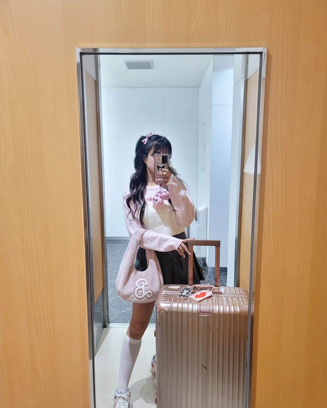 黛実希さんのインスタグラム写真 - (黛実希Instagram)「📍Korea🇰🇷  約半年ぶりの韓国出張✈💕 しほとまながお誕生日プレゼントでくれたペリキュールのBarbieコラボで渡韓してきた🎀💞 Barbieコラボ……可愛すぎない…？😍 韓国もうめちゃくちゃ寒いからニットでちょうど良かった💗 キャリーバッグはいつもの相棒と🤝💖  この日から鬼のハードスケジュールが始まります…😇💫  #韓国#韓国旅行#韓国女子旅#韓国情報#渡韓#渡韓情報#海外出張#韓国出張#出張#韓国旅行記#東大門#東大門ナイトショッピング#明洞#明洞ショッピング#旅#旅行コーデ #タビジョ#海外旅行好きな人と繋がりたい#海外旅行#旅スタグラム#韓国カフェ#韓国好きな人と繋がりたい#韓国観光#韓国グルメ#韓国ファッション」10月10日 12時10分 - candymiiiki