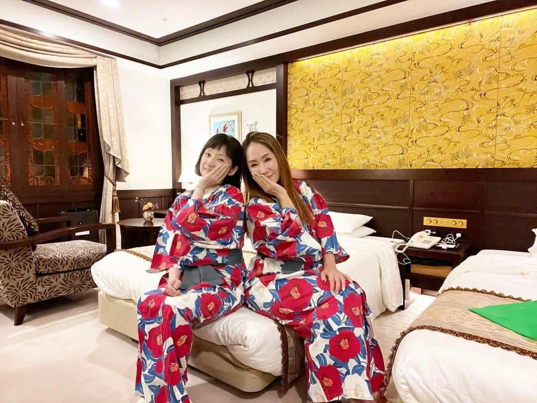 千秋さんのインスタグラム写真 - (千秋Instagram)「金沢🪭 大正時代ぽいホテルに泊まったり、美味しい和食を食べたり、浴衣着てザ・女子旅👘  アメリカ在住のかずから見ると全てが日本の魅力なんだって！  #金沢旅行 #千秋旅日記 #女子旅  詳しくは #千秋の歌YouTube で今度やります😉」10月10日 12時11分 - chiaki77777