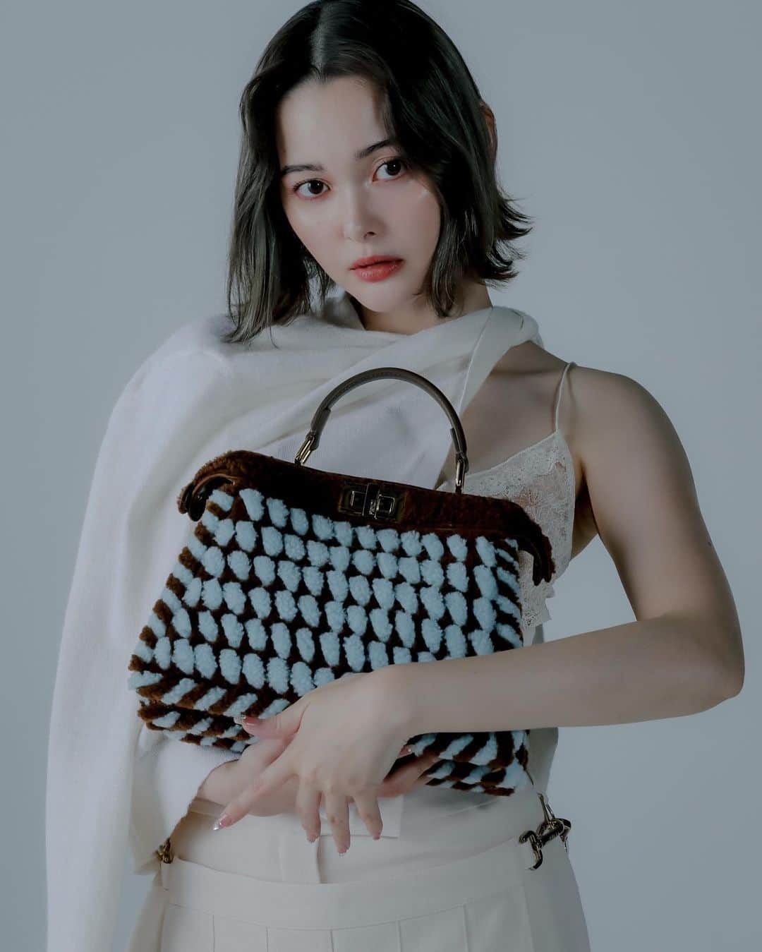 玉城ティナのインスタグラム：「今日10月10日は、 世界ハンドバッグの日だそうです👜 FENDIの秋冬コレクション、 新作のピーカブーもとってもかわいい 素材感で存在感もばっちりです🪽  @fendi  #FendiPeekaboo #PR」