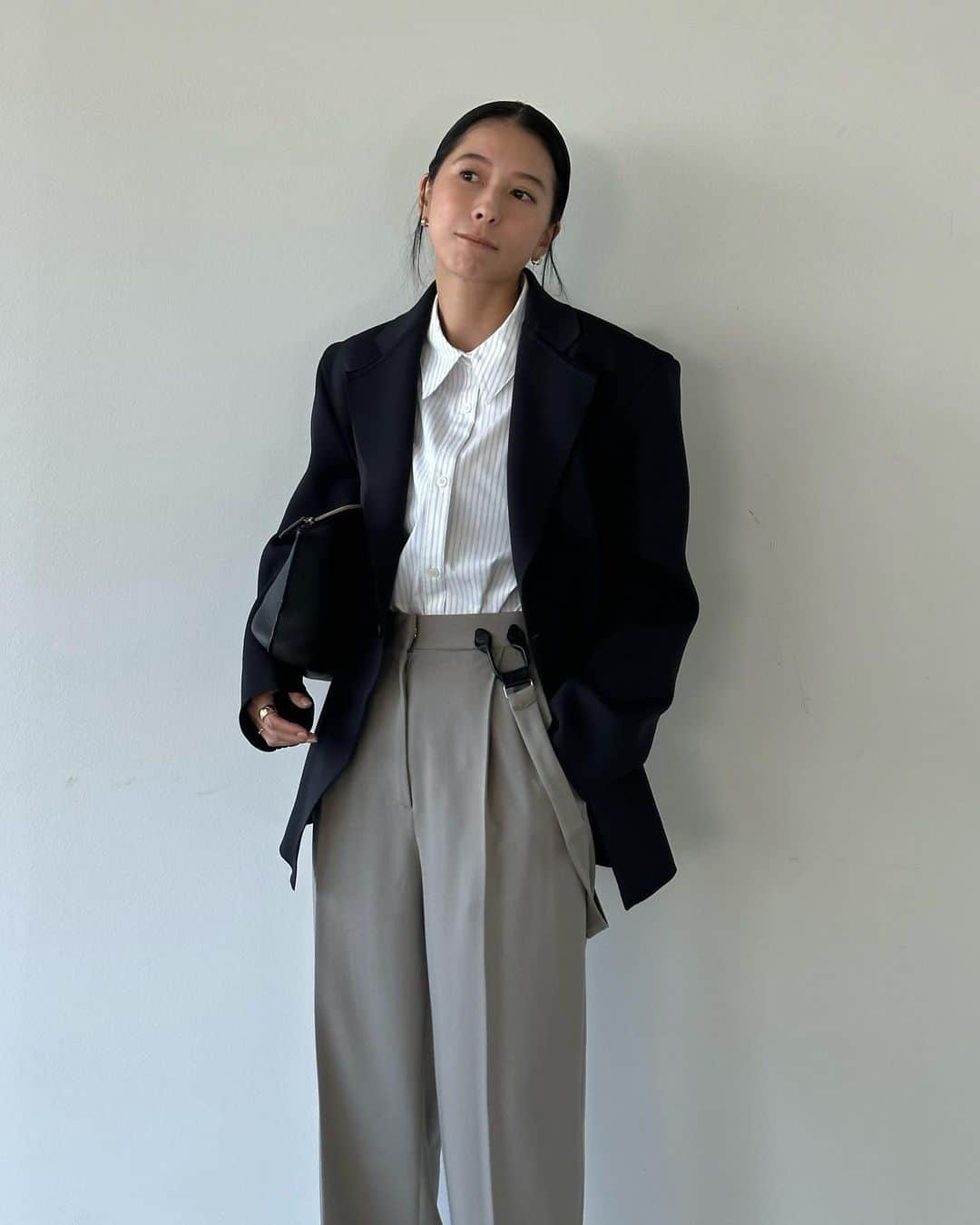 松本恵奈のインスタグラム：「この前の私服です◯ JK : cfcl  SH : clane(発売中) PT : clane(発売中) BAG : the row shoes : bottega veneta です◯  JK脱いだらノースリーブって可愛いよね♡ サスペンダーPTもGRY買ったんだけど 気づいたらGRYのアイテムばかり買ってる気がします😂  #clane #私服」