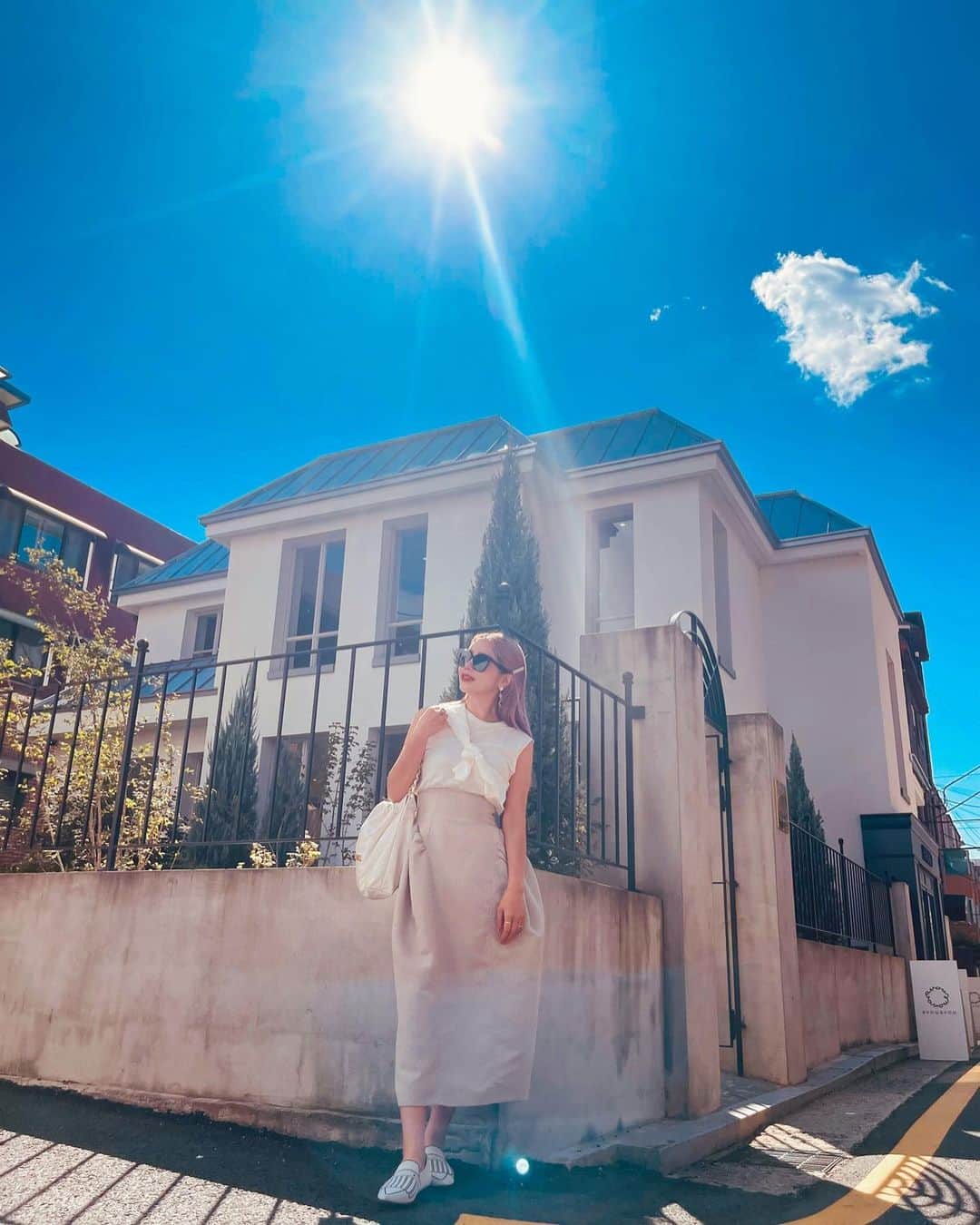 のインスタグラム：「このトップス、 ノースリーブになったり 長袖になったりするスグレモノなの🎀 (長袖にした時の写真ない🤣) ･ 韓国は今寒暖の差が激しくて、 昼間はノースリーブにして、 夜、肌寒くなったら長袖にして、 かなり重宝してるー🫶 ･ ･ そしてこのスカートは ハイウエストだし、 おしりもカバーできて、 スタイルアップ見えしてくれて嬉しいアイテム🫶 ･ 自宅で丸洗いできるから 旅行の時便利✨」
