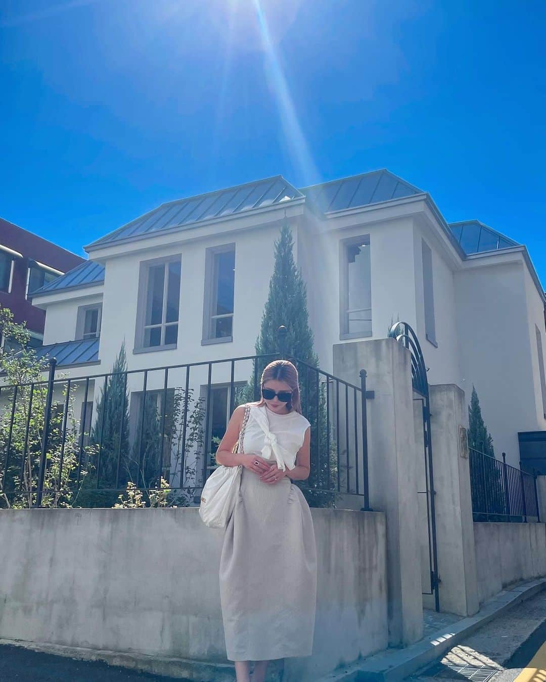 住谷杏奈さんのインスタグラム写真 - (住谷杏奈Instagram)「このトップス、 ノースリーブになったり 長袖になったりするスグレモノなの🎀 (長袖にした時の写真ない🤣) ･ 韓国は今寒暖の差が激しくて、 昼間はノースリーブにして、 夜、肌寒くなったら長袖にして、 かなり重宝してるー🫶 ･ ･ そしてこのスカートは ハイウエストだし、 おしりもカバーできて、 スタイルアップ見えしてくれて嬉しいアイテム🫶 ･ 自宅で丸洗いできるから 旅行の時便利✨」10月10日 10時48分 - annasumitani