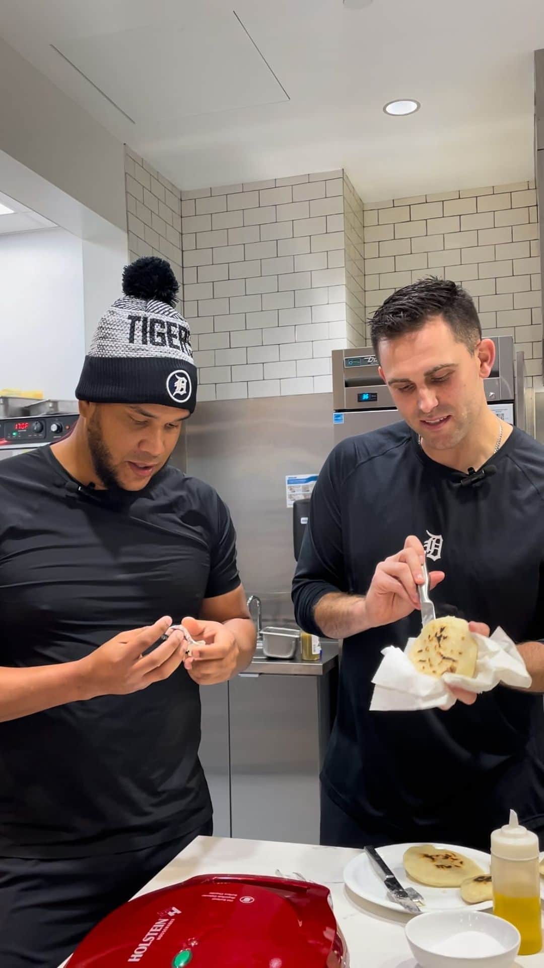 デトロイト・タイガースのインスタグラム：「Today’s menu: Arepas Venezolanas con @eduardorjose & @matt_boyd48 🇻🇪 #HispanicHeritageMonth」