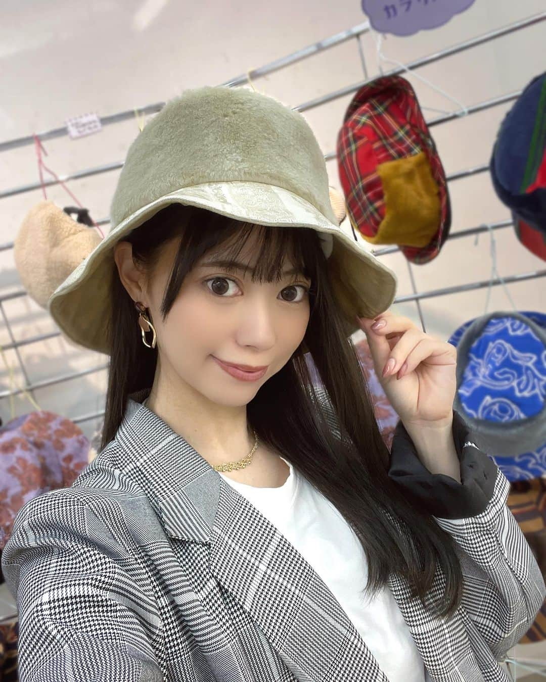 安森彩那のインスタグラム：「ぬんちゃれすごんざえもん☀️ どんな連休を過ごせたかな？ こちら 涼子さん @nakamuraryoko56 の手作り帽子とポーチとアンブレラマーカー👒✨ - ポーチは化粧ポーチとして使用したくて、でも汚したくないからジップロック的なものに入れて使用♡⃛ ちなみに、ショウガールズメンバーほぼ全員、イロチでもってます😛💐 - 昨日みたいな雨の日に 【私の傘どれだっけ？】て ならないように、ちく美ちゃんのアンブレラマーカーは役立ち ます(◜𖥦◝)︎︎ᕷ  - ちなみに私の推しは“りとるわん”シリーズの “龍の子”ちゃんです🐲✨ 隠れ推しで“ウサギだゾウ”くんも好きです🐰🐘💓 まりーな推してたね❣️ - 世界中の方々に愛されますように…🍀💓 - 今回作るところから少しでも携われてニコハピシアワセルンティでした✨またお手伝いしたいな😊🎵  #中村涼子#ALLME#個展 #art #アート #ギャラリー #イラスト #絵画 #ハンドメイド #渋谷#恵比寿 #絵本 #絵 #展示会 #展示 #東京 #イベント #芸術」