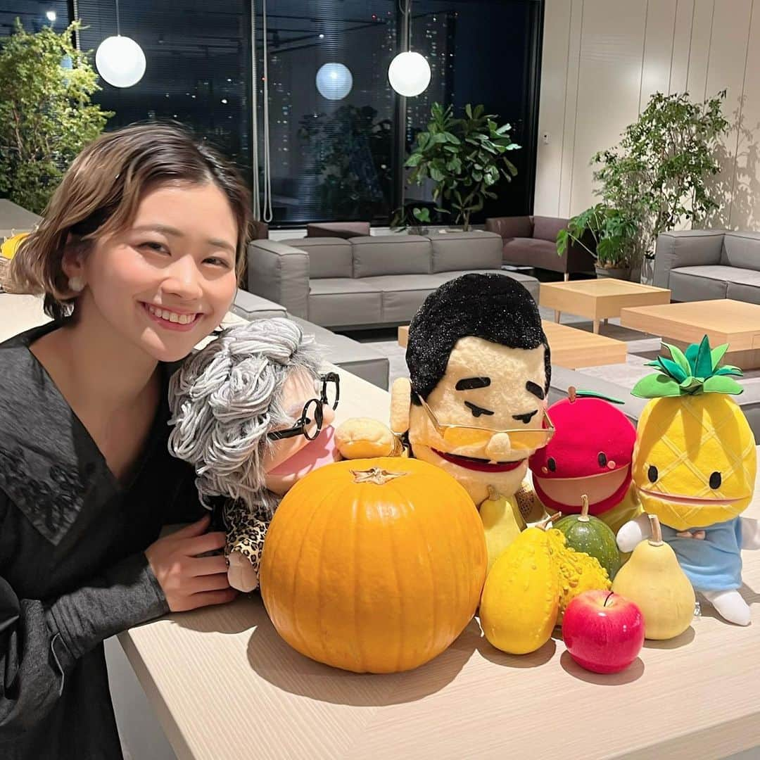 安枝瞳さんのインスタグラム写真 - (安枝瞳Instagram)「ピコスタキッズ🍍🍎 ほぼ身内だけで細々と続けているピコスタキッズ。 普段子供達がいるところに行くと「子供がピコ太郎大好きで〜」って私にお話いただくことも多くて、勝手に喜んでます☺️✨ (のちにパパさんに報告してます🫡) こんな感じでピコスタキッズも広まったらいいなぁと思いつつ…☺️ . 昨日はまた違う仕事だったのですが、ピコスタキッズのみんなも連れてって 合間でこっそり撮影してきました😆💕 そしたら映え〜な空間だったので たくさん写真も撮ってたら、私も一緒に撮ってくださいました🙆‍♀️✨ ありがとうございます🙇‍♀️🙇‍♀️ . 子供達と接していると、自分がしていることを自分より見られていて、 それが「人にやっていいこと」だと思って 他のお友達や大人にやったり、言ったりします。 いいこと、悪いことの話をすると 結局私がやってたことの真似だったりして 反省するの私やん〜😂ってなったりしてます。 こんなに子育てで自分を見つめ直させられると思いもしませんでした😭笑 . とはいえ、家事も仕事、やらなきゃいけないことも多くて、 全部が全部向き合いきれない中で、YouTube様様になっている時間もたくさんあります。 そのYouTubeから得た言葉や行動もあって、 本当子供達の吸収力ってすごいなって思う毎日です😳 . YouTube見せる見せない問題もあるけど、 私は大人も子供も一緒に楽しめるコンテンツがもっと増えたらいいなぁと思います。 そんなコンテンツになるように… これからも細々と頑張りたいです！ せっかくならいつかは大きなイベントもしたいなぁ…😍😍 . 歌は子供達向け、英語の歌はどっちも！ ピコたんとタミたんのお話してるのは もしかしたらどっちも楽しめるようになってるはず…！ 気になった方は大人の皆さんも子供達も是非見てみてね😆❤️ #ピコスタキッズ #ピコたん #タミたん  #YouTubeチャンネル」10月10日 10時50分 - hitomiyasueda