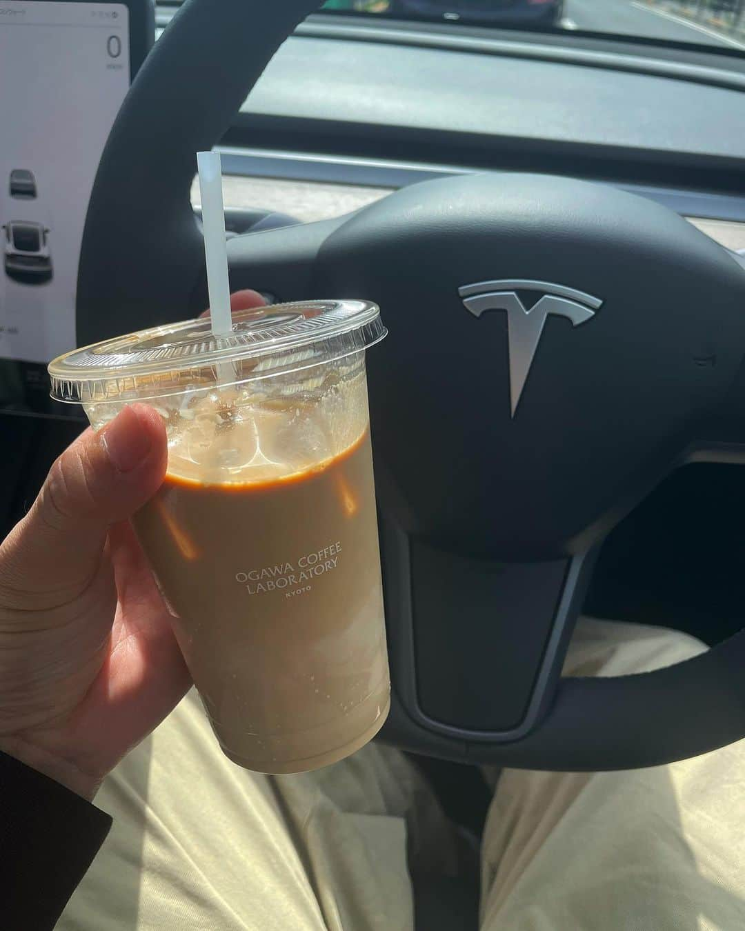 馬場一馬のインスタグラム：「🚗💨💨 お店の近くにあるOGAWA COFFEE ☕️ #ogawacoffee#tesla」