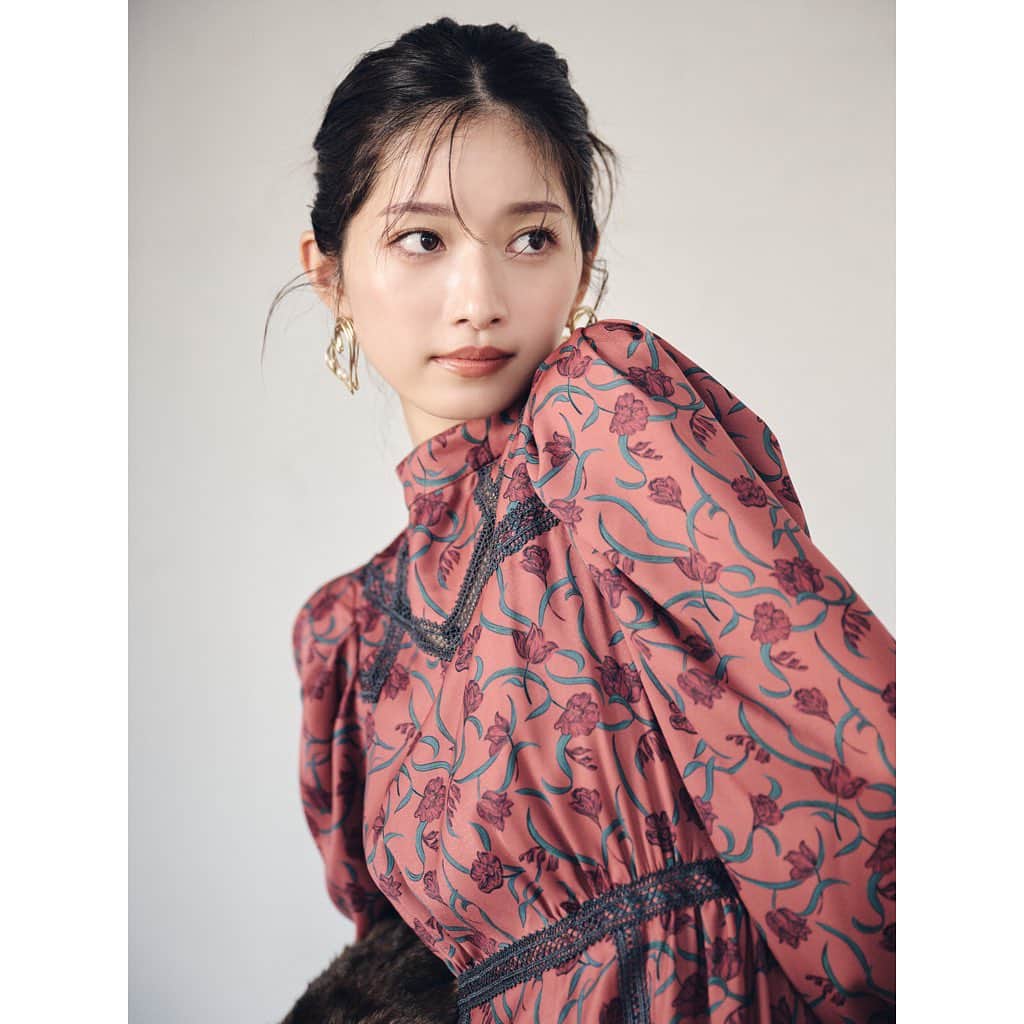 Lily Brownさんのインスタグラム写真 - (Lily BrownInstagram)「.  - PRE ORDER -  "GRACE GALA" 煌びやかで勢いのあるパーティムードに気品を纏わせ、 洗練された装いへと昇華させた今シーズン。 クラス感のある高揚感と旬なルックを提案する '23 Winter Collection  【10/5 thu 12:00- 】 モデル・小室安未が纏う 冬の最新LOOK BOOKの 先行予約がオンラインにてスタート!!  ■先行予約会開催サイト LILY BROWNオフィシャルオンラインストア MASH STORE（公式アプリ） USAGI ONLINE ZOZO TOWN Rakuten Fashion  #lilybrown #リリーブラウン #vintage #vintagefeature #先行予約  #冬 #Winter」10月10日 11時00分 - lily_brown_official