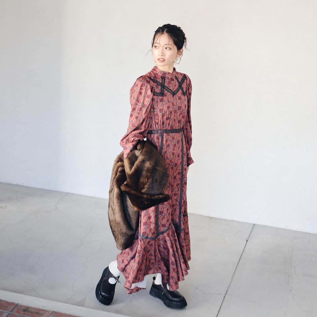 Lily Brownさんのインスタグラム写真 - (Lily BrownInstagram)「.  - PRE ORDER -  "GRACE GALA" 煌びやかで勢いのあるパーティムードに気品を纏わせ、 洗練された装いへと昇華させた今シーズン。 クラス感のある高揚感と旬なルックを提案する '23 Winter Collection  【10/5 thu 12:00- 】 モデル・小室安未が纏う 冬の最新LOOK BOOKの 先行予約がオンラインにてスタート!!  ■先行予約会開催サイト LILY BROWNオフィシャルオンラインストア MASH STORE（公式アプリ） USAGI ONLINE ZOZO TOWN Rakuten Fashion  #lilybrown #リリーブラウン #vintage #vintagefeature #先行予約  #冬 #Winter」10月10日 11時00分 - lily_brown_official