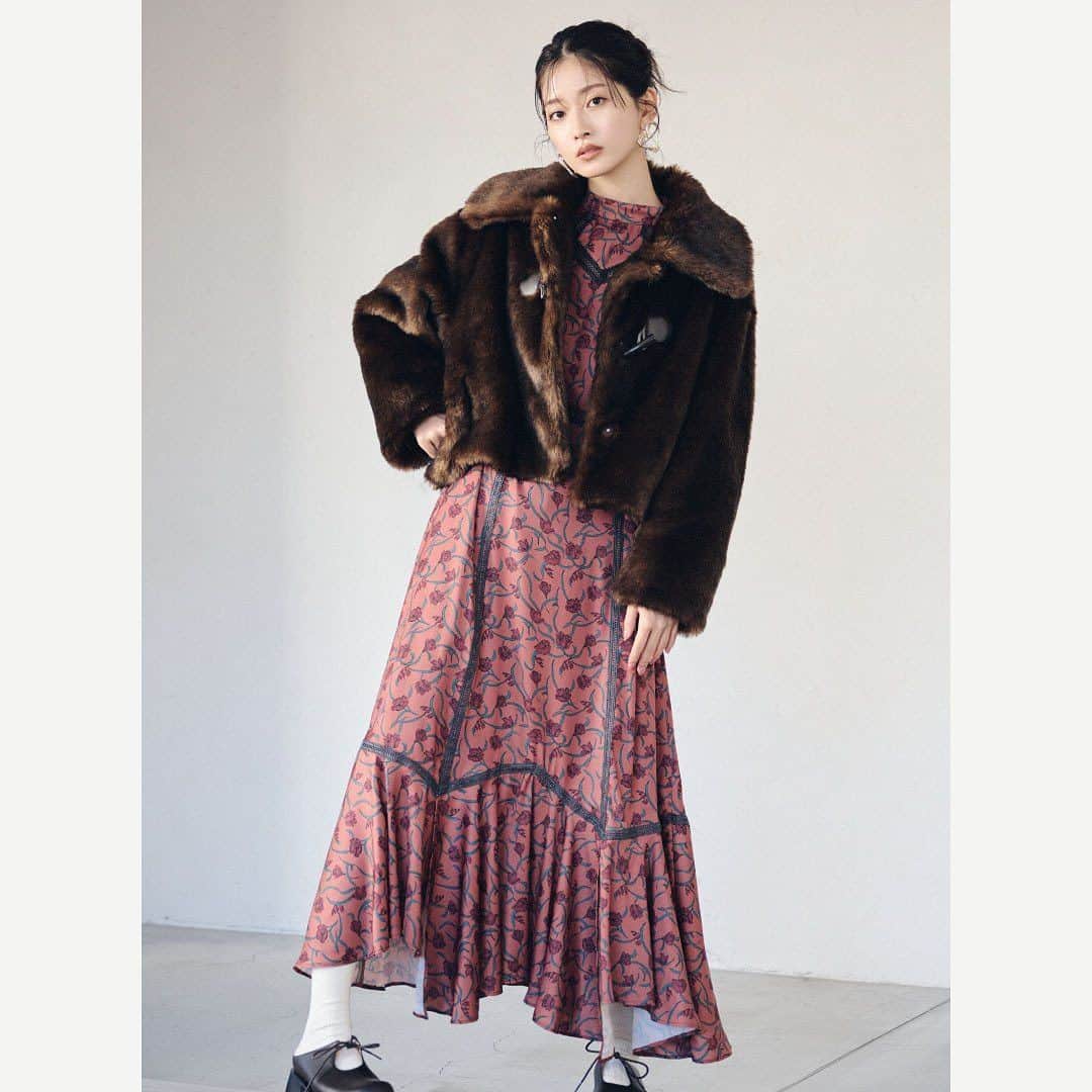 Lily Brownさんのインスタグラム写真 - (Lily BrownInstagram)「.  - PRE ORDER -  "GRACE GALA" 煌びやかで勢いのあるパーティムードに気品を纏わせ、 洗練された装いへと昇華させた今シーズン。 クラス感のある高揚感と旬なルックを提案する '23 Winter Collection  【10/5 thu 12:00- 】 モデル・小室安未が纏う 冬の最新LOOK BOOKの 先行予約がオンラインにてスタート!!  ■先行予約会開催サイト LILY BROWNオフィシャルオンラインストア MASH STORE（公式アプリ） USAGI ONLINE ZOZO TOWN Rakuten Fashion  #lilybrown #リリーブラウン #vintage #vintagefeature #先行予約  #冬 #Winter」10月10日 11時00分 - lily_brown_official