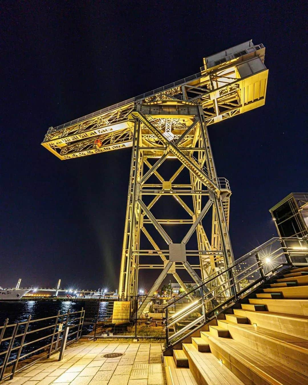 東京カメラ部 横浜分室のインスタグラム：「Photo by @hironobu_m_55 「横浜ハンマーヘッド」 https://www.instagram.com/p/CkLV_VKLuUr/ . いいね！＆コメント大歓迎！ ※投稿に関するご注意・ポリシーは東京カメラ部に準じます。詳しくは下記をご覧ください。 https://fb.minpos.com/fb/willvii/camera_jpn/static/guideline . #みなとみらい線フォト散歩 #みなとみらい線フォトさんぽ #みなとみらい線 #横浜 #新高島 #みなとみらい #馬車道 #日本大通り #元町中華街 #yokohama #東京カメラ部 #Japan #photo #写真 #日本 Follow: @TCC.Yokohama . ※各種法令、マナー、関係者の指示に従った撮影をお願いします。 *Please ensure that your photography adheres to all relevant laws, etiquette, and instructions issued by authorized persons.」