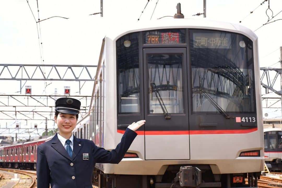 東急電鉄さんのインスタグラム写真 - (東急電鉄Instagram)「. 【自分へのご褒美にQSEATのご利用はいかがですか？】  〈写真１枚目〉 東横線に導入されたQSEAT車両は４・５号車に連結 大井町線とは異なる赤系のカラー  〈写真２枚目〉 パソコンやスマートフォンの充電に便利な電源コンセント  〈写真３枚目〉 ペットボトルなどの飲み物のお持ち込みに便利なカップホルダー （※のるるんwaterは付属品ではございません）  〈写真４枚目〉 パソコンやスマートフォンご利用のお客様に便利な無料フリーＷｉ-Fｉ  ゆったりとした空間のQSEAT ご利用お待ちしております。  #東急電鉄 #東横線 #東急線 #QSEAT #QＳＥＡＴ #Qシート #フリーwifi #5050系 #5050系4000番台 #急行 #通勤時間どう使う？ #のるるん」10月10日 17時00分 - tokyu_railways