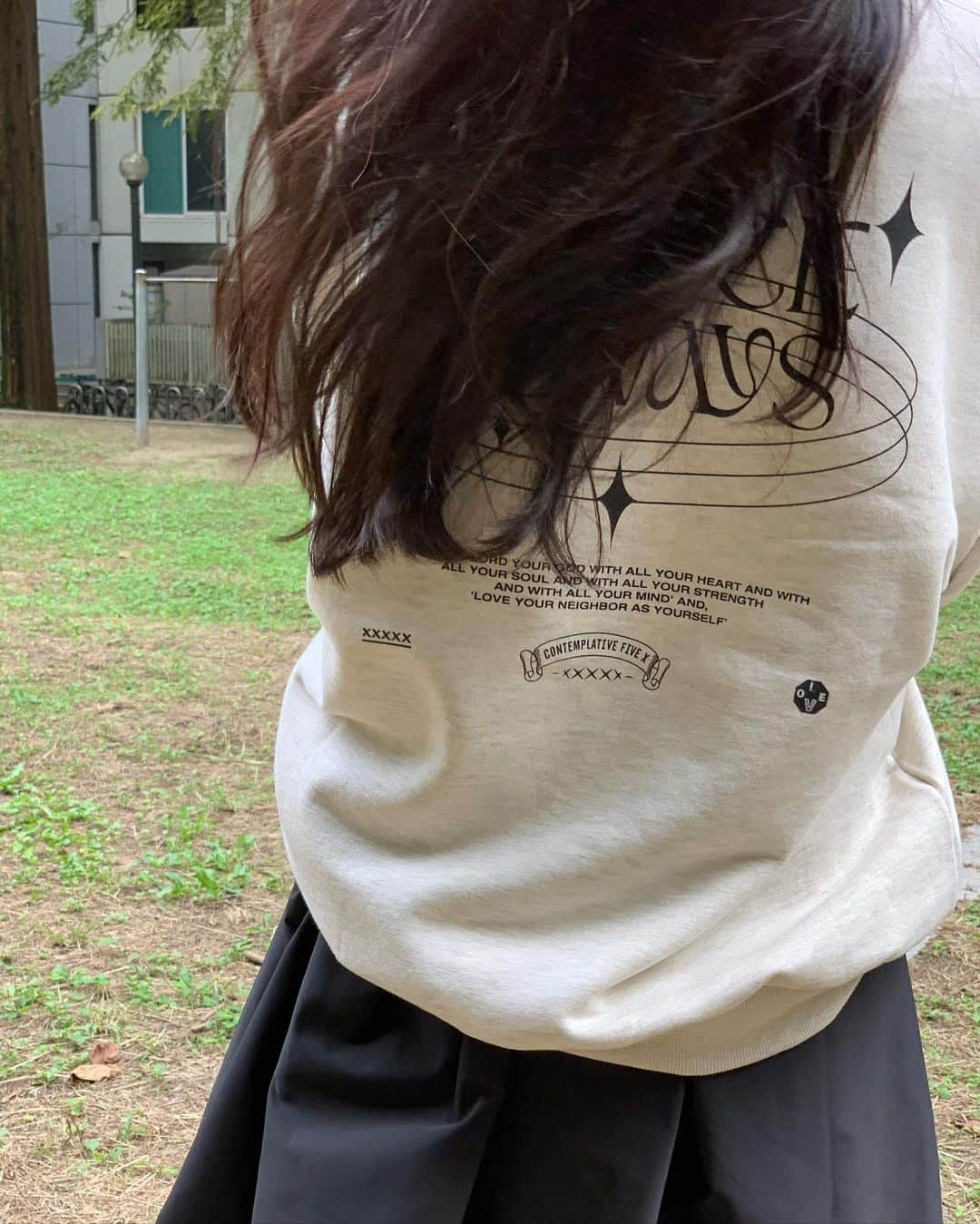 ロコさんのインスタグラム写真 - (ロコInstagram)「요즘 날씨에 딱 👕 내가 좋아하는 @dear.gracie.j  의  @contemplative_five_x 🙆🏻‍♀️  너무 부들부들 촤라락이라 좋아서  나는 오트밀🤍도 블랙도 🖤 get! 이런느낌으로도 입고  저런느낌으로도 입고 히  우리으네 잘했네에 최고 💟」10月10日 11時03分 - rocoforest