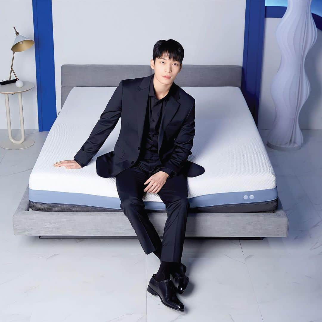 ウィ・ハジュンさんのインスタグラム写真 - (ウィ・ハジュンInstagram)「Feel the experience of Wi Ha Jun's healthy sleep with the INTHEBOX Dash mattress designed with Orthopedic technology Using a type of pocket spring, a soft layer of memory foam, a cool Super Cool Fabric cover plus a Foam Encasement  With love from @inthebox.id @inthebox.sea @letspopthebox 💕😍🔥 #INTHEBOX #SenyamanKasurINTHEBOX #IntheboxWiHaJun #ITBxWHJ #INTHEBOXDash」10月10日 11時07分 - wi__wi__wi