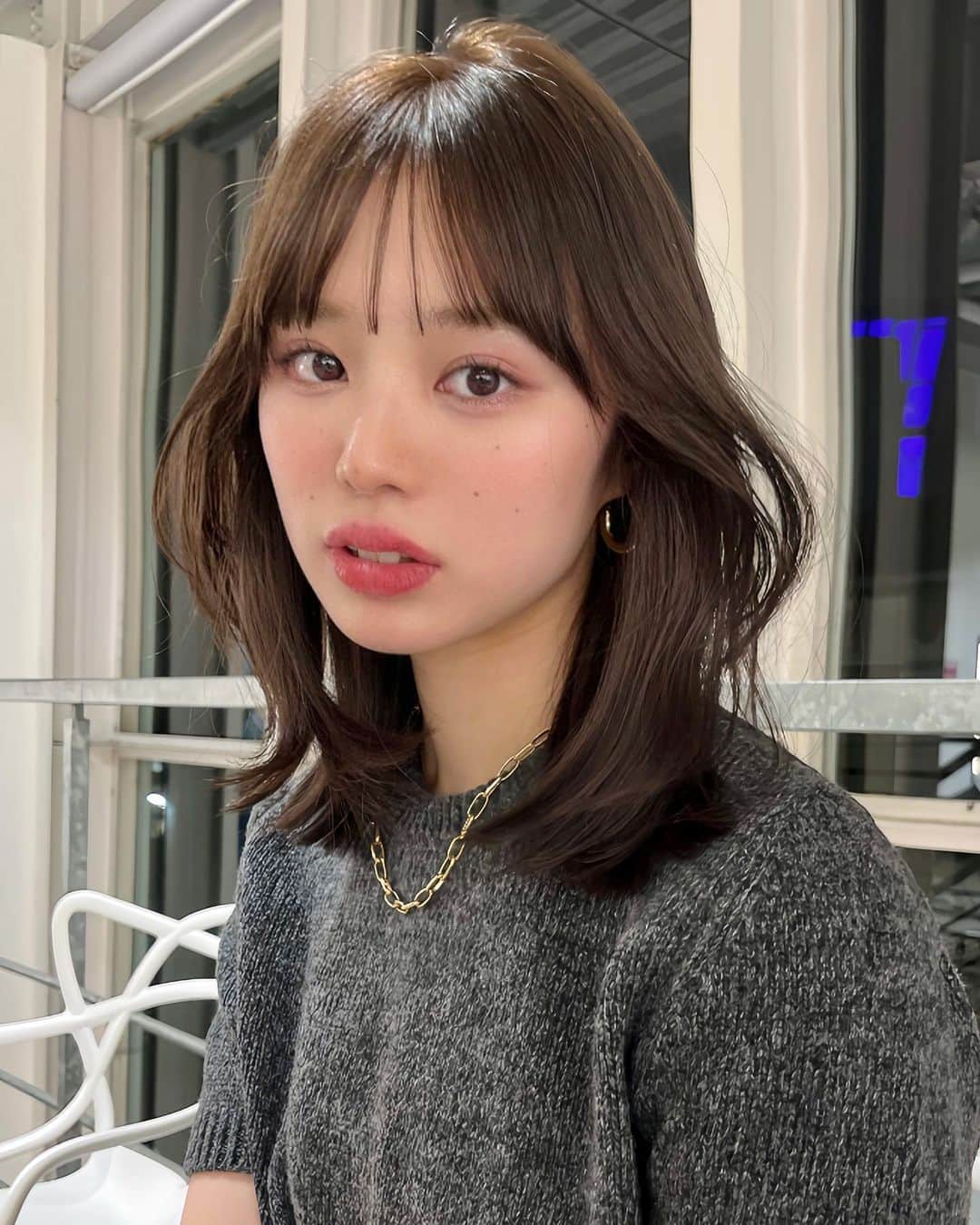中根稔貴のインスタグラム：「顔まわりに動きを出した上品なlayer lobスタイル  落ち着いた色味の増える秋ファッションにポイントをプラスしたhairです🍁  #オリーブベージュ  #ロブ#ボブ#くびれボブ#ミディアムヘア#カジュアルヘア#レイヤーカット#透明感カラー#グレージュ#グレージュカラー#オリーブグレージュ#顔周りレイヤー#フェイスレイヤー#カジュアルヘア#くびれヘア#透明感ヘア #オリーブベージュ#SHIMA原宿#原宿美容室#SHIMAHARAJUKU」