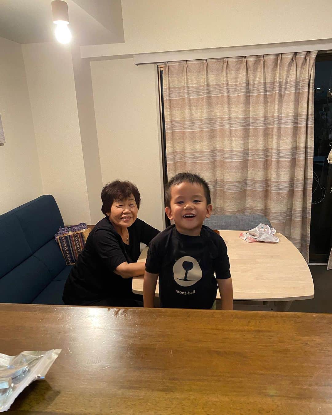 のインスタグラム：「婆ぁ婆 と 孫 の 再会‼️  又、会おうなぁ👍  #ばぁば #孫 #再会 #家族」