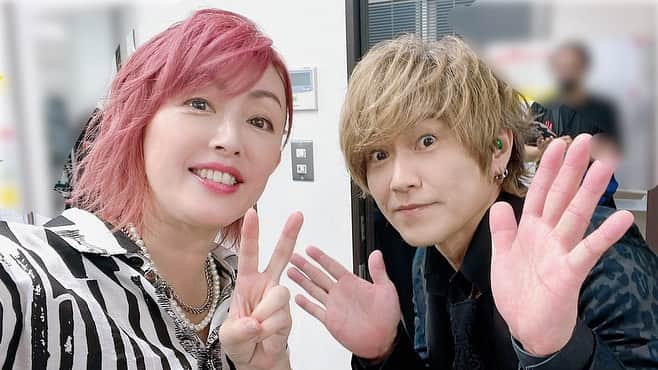 石田燿子のインスタグラム：「通りすがりシリーズです😳  だにーさん、金髪もステキです✨✨  喜多修平くん、お久しぶり！！！ 若い！笑  遠藤さん、ほんとに通りすがりにありがとうございます🤣  最近1番会っているみゆき笑笑  全員、お肌ツルツル加工でお届けしました🤩🤩 #HS_PARTY」