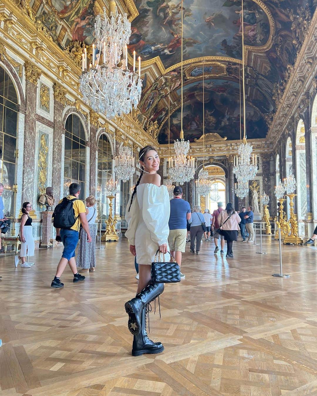 Elva Niさんのインスタグラム写真 - (Elva NiInstagram)「postcard sent from beautiful Versailles 📮 #travelwithelva  #versailles」10月10日 11時22分 - misselvani