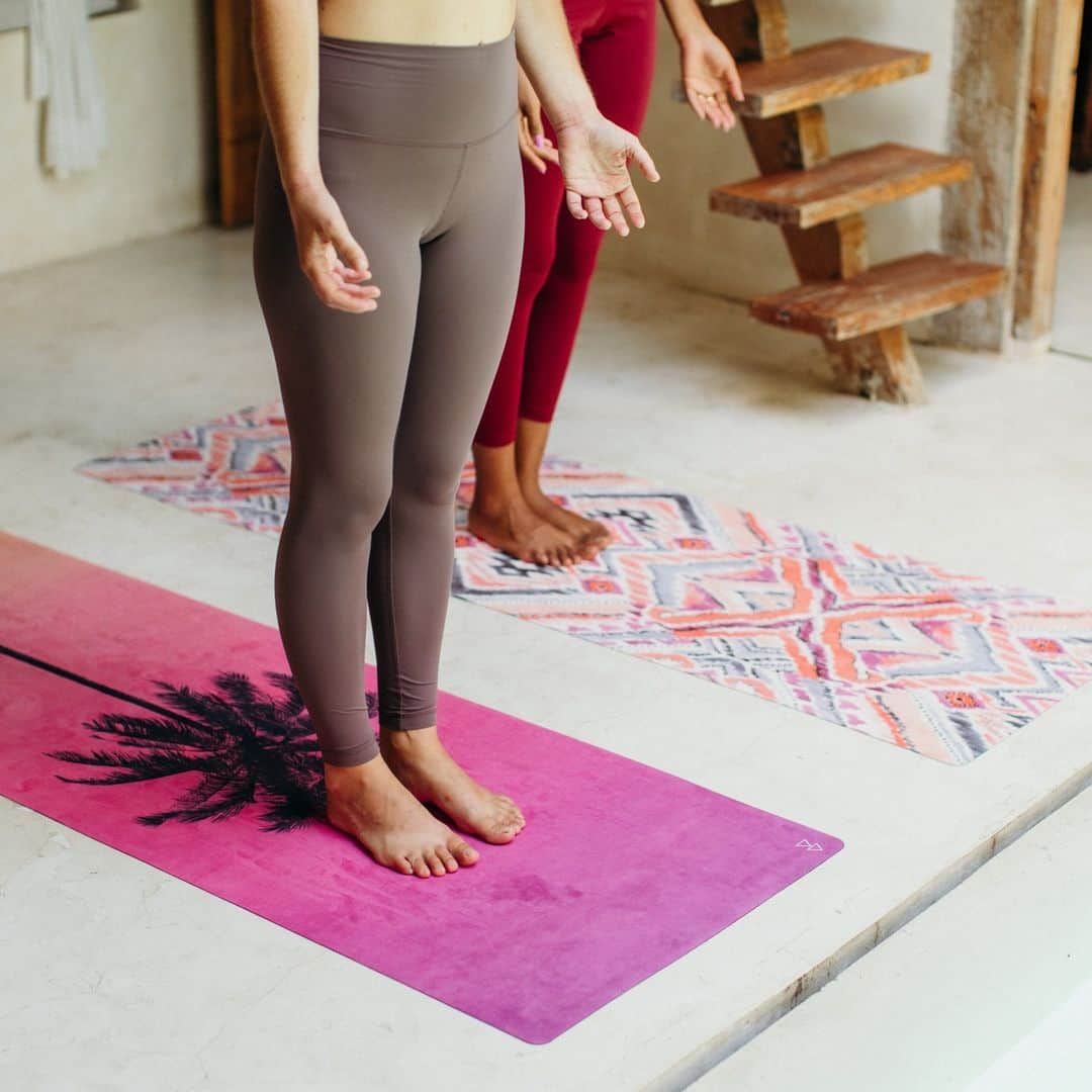 ヨガデザインラボ Yoga Design Labのインスタグラム：「✨ COMBO MAT  Venice  屋外でのヨガは、自然の美しさと開放感からストレスを解消し、リラックスするのに最適です。  ヨガの瞑想や深い呼吸を行う際、周囲の自然環境が穏やかさをもたらし、心身ともにリフレッシュできます。  COMBO MAT Venice(ヴェニス)  3.5mm 長さ178cm x 幅61cm」