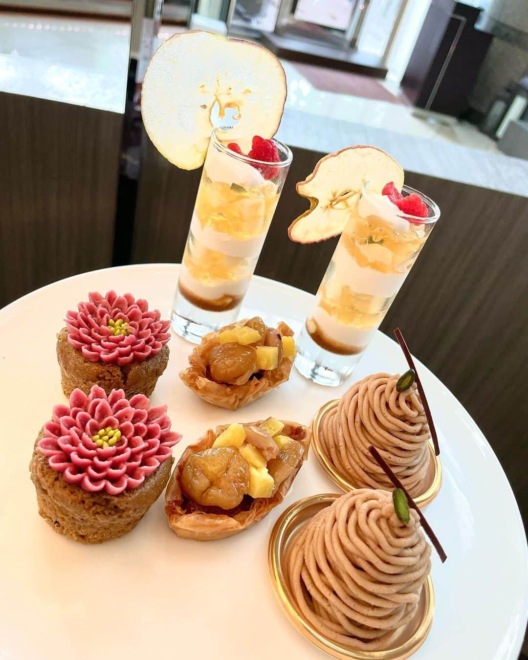 エリカ・セイラさんのインスタグラム写真 - (エリカ・セイラInstagram)「@tokyomarriott Vegan Autumn Afternoon tea🍁  #ヴィーガンアフタヌーンティー #ヴィーガン #ベジタリアン #vegan #vegetarian #vegansweets  #アフタヌーンティー #インフルエンサー #モデル #ヘルシー #ダイエット  #hightea #デトックス #ヴィーガンスイーツ #ヴィーガンカフェ #ヌン活 #アフヌン #ビーガン #東京グルメ #カフェ巡り #afternoontea #veganfood #マリオット #マリオットホテル #東京マリオットホテル #mariott #mariotthotel #glutenfree #グルテンフリー #アフタヌーンティー東京」10月10日 11時17分 - erica_sarah_