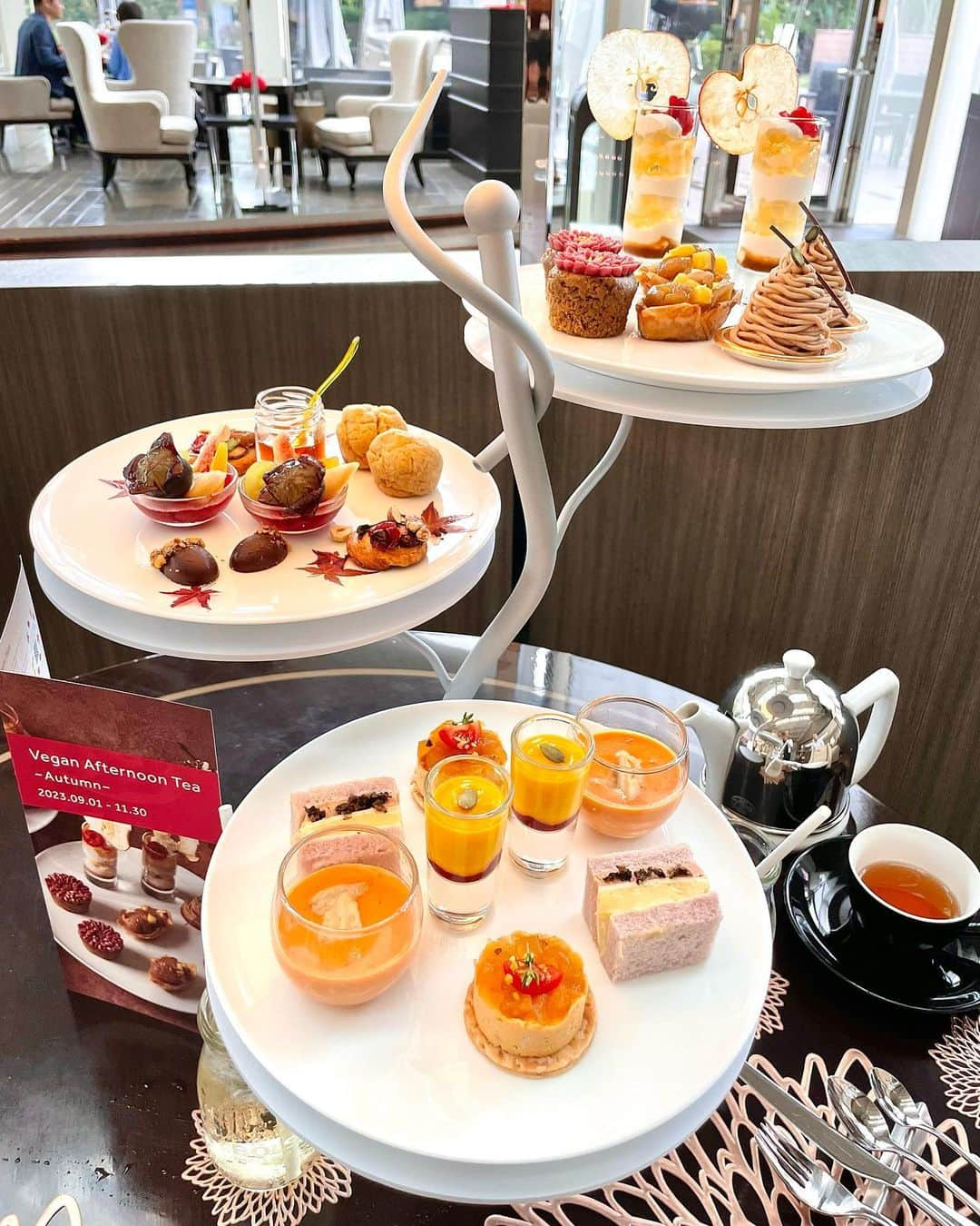 エリカ・セイラのインスタグラム：「@tokyomarriott Vegan Autumn Afternoon tea🍁  #ヴィーガンアフタヌーンティー #ヴィーガン #ベジタリアン #vegan #vegetarian #vegansweets  #アフタヌーンティー #インフルエンサー #モデル #ヘルシー #ダイエット  #hightea #デトックス #ヴィーガンスイーツ #ヴィーガンカフェ #ヌン活 #アフヌン #ビーガン #東京グルメ #カフェ巡り #afternoontea #veganfood #マリオット #マリオットホテル #東京マリオットホテル #mariott #mariotthotel #glutenfree #グルテンフリー #アフタヌーンティー東京」