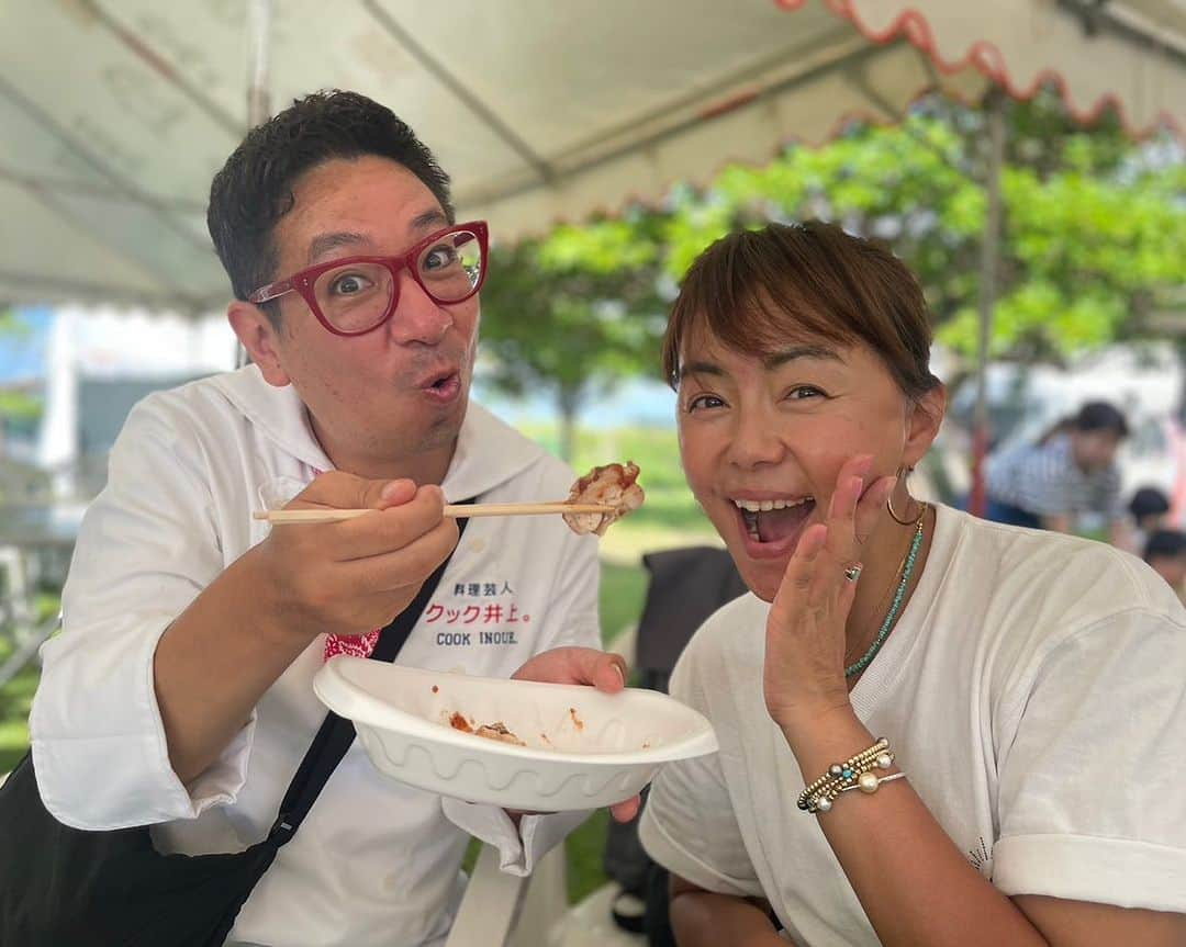 田中律子さんのインスタグラム写真 - (田中律子Instagram)「ヨガフェスタ沖縄🧘‍♀️名護の21世紀の森公園にて開催されました🌞最高なサンセットタイムの中、浅野祐介先生と　@yusukeasano  ペアヨガ🧘‍♀️🧘沖縄でおーっきな輪‼️レッスンタイトルのように大きな輪でみんなで肩を組んだり、手をつないだり、支え合って、温もりを感じて、自然に感謝してハートオープンしましたーー❤️  参加してくれたみなさま、運営スタッフのみなさま、ありがとうございましたー🤩参加費のドネーションしていただいたお金は、マウイ島に住んでいるともこさんの　@mauitomo  PRAY FOR MAUI に寄付します🌈クマさん、色々とありがとー🙏  おーーっきな輪で繋がったみなさま、ありがとーーー❤️  #okinawa #okinawalife  #beachlife  #yogafestokinawa」10月10日 11時18分 - ri2kotanaka