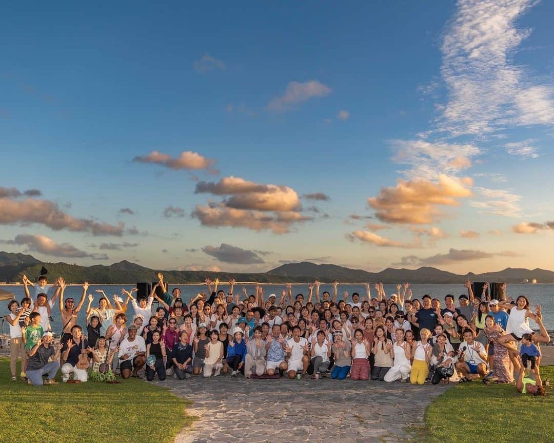 田中律子のインスタグラム：「ヨガフェスタ沖縄🧘‍♀️名護の21世紀の森公園にて開催されました🌞最高なサンセットタイムの中、浅野祐介先生と　@yusukeasano  ペアヨガ🧘‍♀️🧘沖縄でおーっきな輪‼️レッスンタイトルのように大きな輪でみんなで肩を組んだり、手をつないだり、支え合って、温もりを感じて、自然に感謝してハートオープンしましたーー❤️  参加してくれたみなさま、運営スタッフのみなさま、ありがとうございましたー🤩参加費のドネーションしていただいたお金は、マウイ島に住んでいるともこさんの　@mauitomo  PRAY FOR MAUI に寄付します🌈クマさん、色々とありがとー🙏  おーーっきな輪で繋がったみなさま、ありがとーーー❤️  #okinawa #okinawalife  #beachlife  #yogafestokinawa」