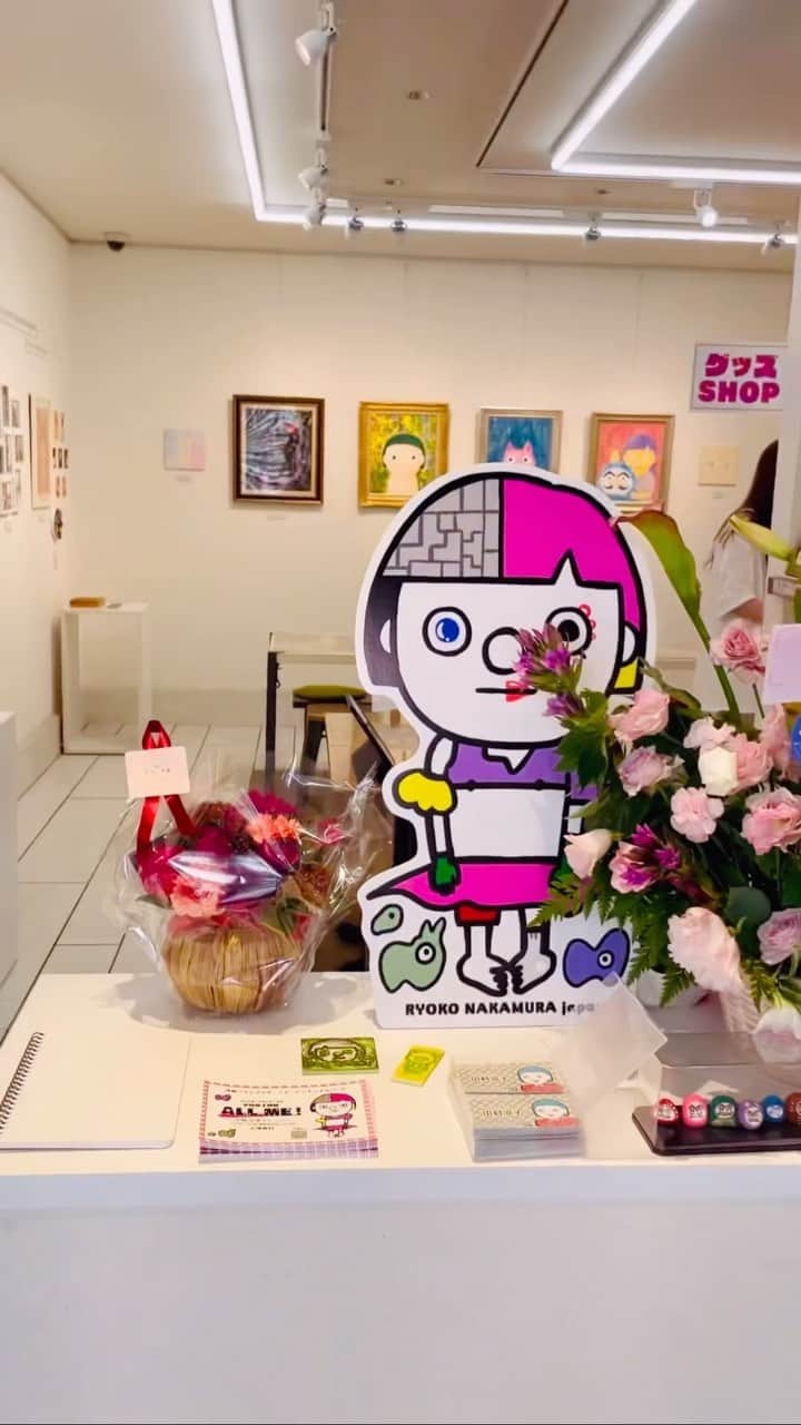 中村涼子のインスタグラム：「１０月３日(月)〜１０月８日(日) 中村涼子個展『ALL ME！』  2分で見れる会場内容です👓  お越しくださった方も SNSで見てくださっていた方も  会場内の雰囲気一緒に楽しんでいただけましたら😁🙌  現在スーパー片付け中  会場内で売り切れのお品ご注文くださった方は １０月２５日まで目安でお届けいたします！  WEB SHOPも ここから ALLME関連祭りを やりたいと思います💐  これはある？などありましたら、いつでもご連絡を…😙  本当に会期中、一緒に楽しんでくださりありがとうございました！  #中村涼子個展　#ALLME」