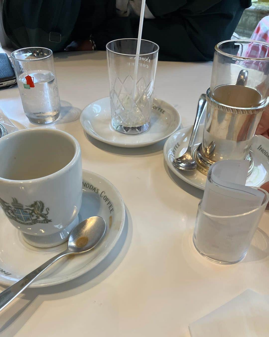 吉見佑子のインスタグラム：「イノダ堺町御池本店　流石に平日　窓際でお喋り。銀食器　60年前からかも。フレンチトースト　揚げパンにシュガー」