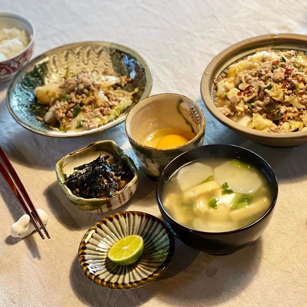 のインスタグラム：「ただいまです。 なんか、パスタがつづいたあとにこういうのが食べたくなって帰ってくるって幸せなことですよね。 娘のリクエスト通り、鯛茶漬け、だし巻き卵、切り干し大根、ひじき、鮪と春菊の辛子オリーブ醤油あえ、蕪のおみおつけ、焼きかます、キャベツと挽肉の味噌炒め、など、いつものメニューをひと通りつくりました。 帰ってきて早速生栗をたくさんいただいたので、ポタージュに。玉葱と蒸した栗をバターで炒める。ブイヨンは牛と鶏の二種。あとは牛乳でのばして、最後に生クリーム。 これは手がかかるので、剥く作業は一緒にしてもらいました。ほんと戦力になるなあ。」