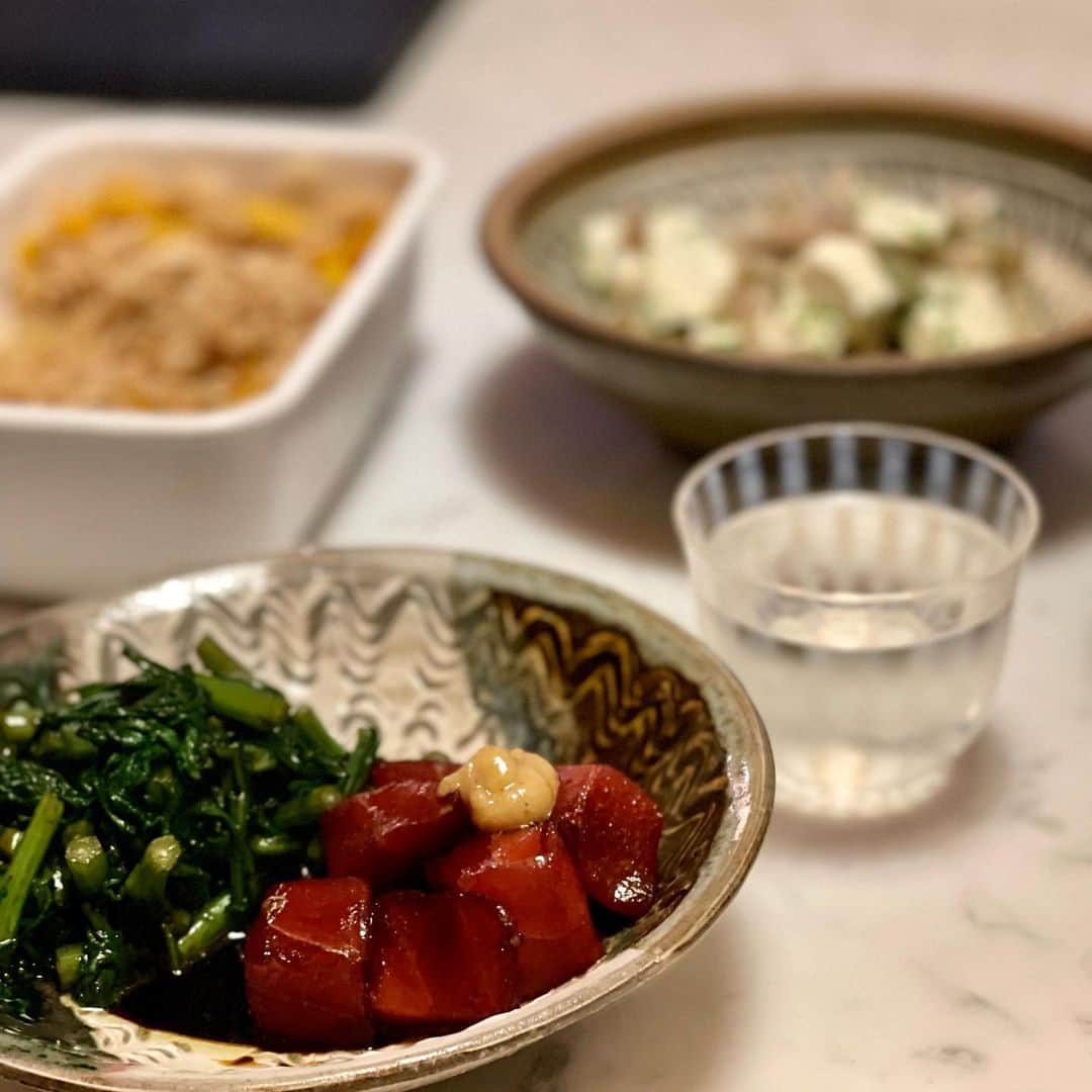 三浦瑠麗さんのインスタグラム写真 - (三浦瑠麗Instagram)「ただいまです。 なんか、パスタがつづいたあとにこういうのが食べたくなって帰ってくるって幸せなことですよね。 娘のリクエスト通り、鯛茶漬け、だし巻き卵、切り干し大根、ひじき、鮪と春菊の辛子オリーブ醤油あえ、蕪のおみおつけ、焼きかます、キャベツと挽肉の味噌炒め、など、いつものメニューをひと通りつくりました。 帰ってきて早速生栗をたくさんいただいたので、ポタージュに。玉葱と蒸した栗をバターで炒める。ブイヨンは牛と鶏の二種。あとは牛乳でのばして、最後に生クリーム。 これは手がかかるので、剥く作業は一緒にしてもらいました。ほんと戦力になるなあ。」10月10日 11時21分 - lullymiura