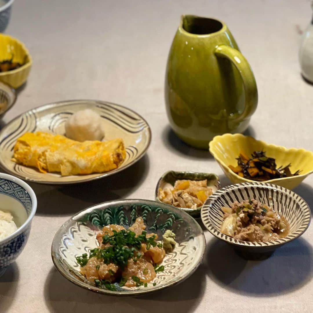 三浦瑠麗さんのインスタグラム写真 - (三浦瑠麗Instagram)「ただいまです。 なんか、パスタがつづいたあとにこういうのが食べたくなって帰ってくるって幸せなことですよね。 娘のリクエスト通り、鯛茶漬け、だし巻き卵、切り干し大根、ひじき、鮪と春菊の辛子オリーブ醤油あえ、蕪のおみおつけ、焼きかます、キャベツと挽肉の味噌炒め、など、いつものメニューをひと通りつくりました。 帰ってきて早速生栗をたくさんいただいたので、ポタージュに。玉葱と蒸した栗をバターで炒める。ブイヨンは牛と鶏の二種。あとは牛乳でのばして、最後に生クリーム。 これは手がかかるので、剥く作業は一緒にしてもらいました。ほんと戦力になるなあ。」10月10日 11時21分 - lullymiura