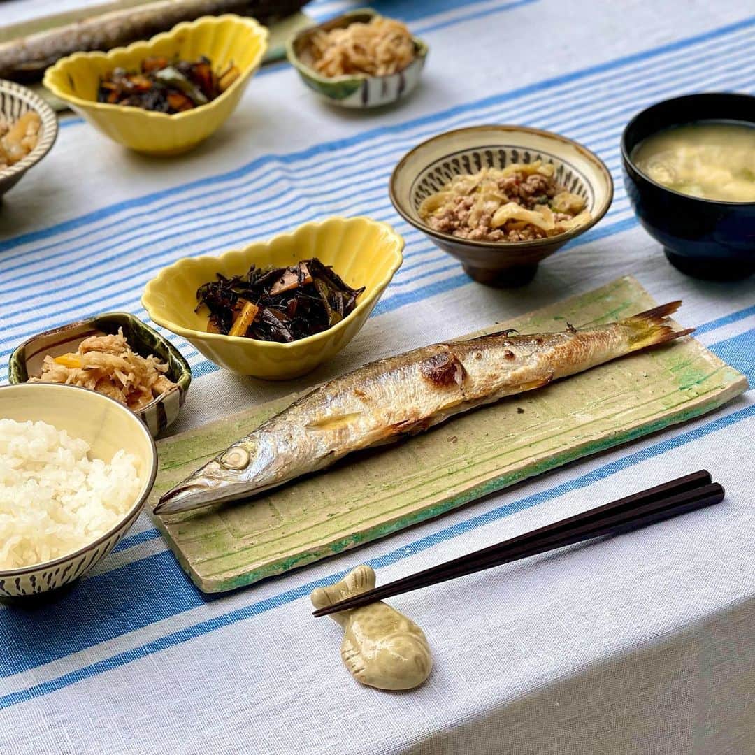 三浦瑠麗さんのインスタグラム写真 - (三浦瑠麗Instagram)「ただいまです。 なんか、パスタがつづいたあとにこういうのが食べたくなって帰ってくるって幸せなことですよね。 娘のリクエスト通り、鯛茶漬け、だし巻き卵、切り干し大根、ひじき、鮪と春菊の辛子オリーブ醤油あえ、蕪のおみおつけ、焼きかます、キャベツと挽肉の味噌炒め、など、いつものメニューをひと通りつくりました。 帰ってきて早速生栗をたくさんいただいたので、ポタージュに。玉葱と蒸した栗をバターで炒める。ブイヨンは牛と鶏の二種。あとは牛乳でのばして、最後に生クリーム。 これは手がかかるので、剥く作業は一緒にしてもらいました。ほんと戦力になるなあ。」10月10日 11時21分 - lullymiura