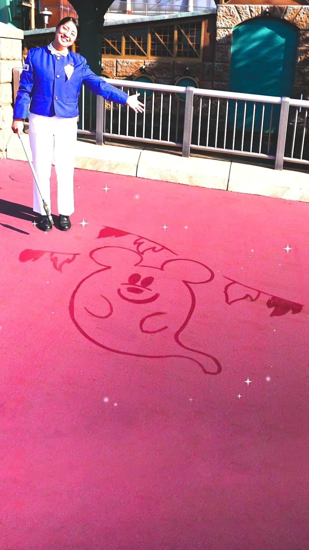 のインスタグラム：「⁡ 10月31日までのスペシャルイベント「ディズニー・ハロウィーン」の期間中、ハロウィーン限定の特別なカストーディアルアートを見つけることができるかもしれませんよ👻  見つけたらぜひ #ディズニーハロウィーン をつけて投稿してくださいね🎃 ⁡ #ディズニーハロウィーン #東京ディズニーリゾート40周年 #東京ディズニーリゾート #東京ディズニーランド #東京ディズニーシー #disneyhalloween #tokyodisneyresort #tokyodisneyland #tokyodisneysea」